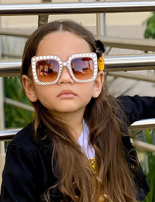 فستان طويل مزين بالطاووس