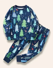 Blauer Pyjama mit Weihnachtsbaum-Aufdruck