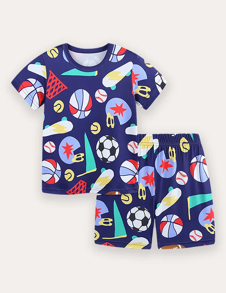 Set aus kurzärmligem T-Shirt und Shorts mit Fußball-Print