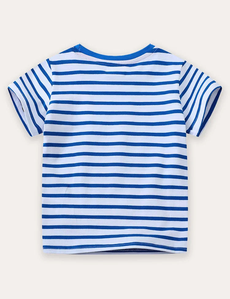 تي شيرت بأكمام قصيرة مزين بالجرافة الخلفية