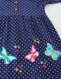 Robe bleue boutonnée sur le devant avec appliqué papillon