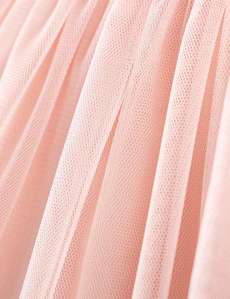 فستان من التول بطبعة القوس