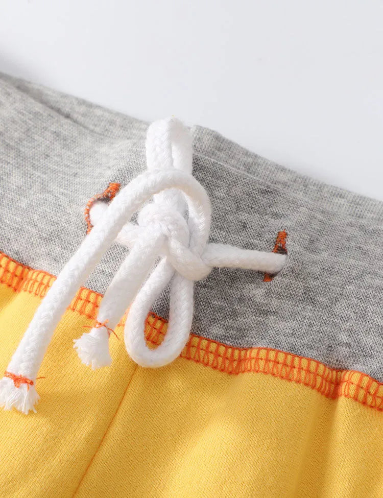 Pantaloncini con applicazioni di animali