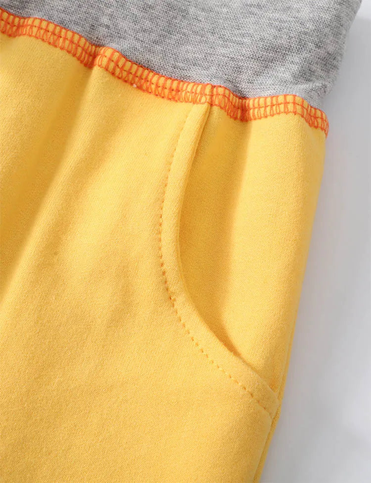 Pantaloncini con applicazioni di animali